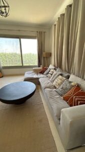 شقة متشطبة بالكامل للبيع جاهزة علي السكن في قلب التجمع الخامس بكمبوند فيفث سكوير المراسم بخصم كاش مميز وبفيو مفتوح علي لاند سكيب 10,000,000 ج.م