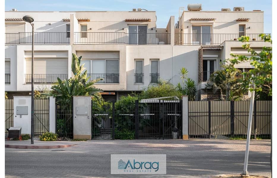 تاون هاوس مفروش للايجار في ويست تاون سوديك ( اجهزة و اثاث فاخر ) 0