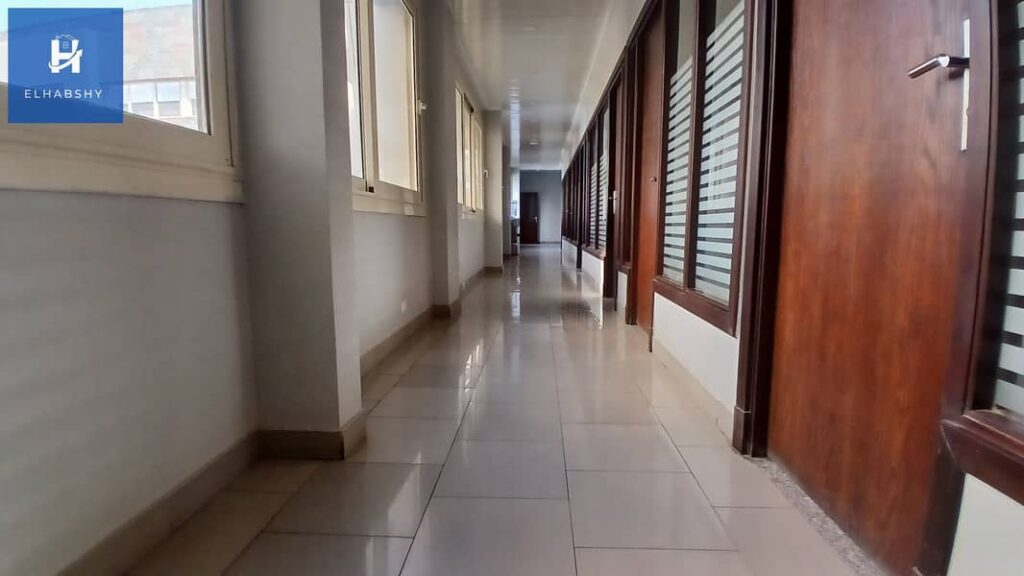 في مول شهير في قلب البراندز مكتب للإيجار  400م قابل لإعادة التقسيم  . 0