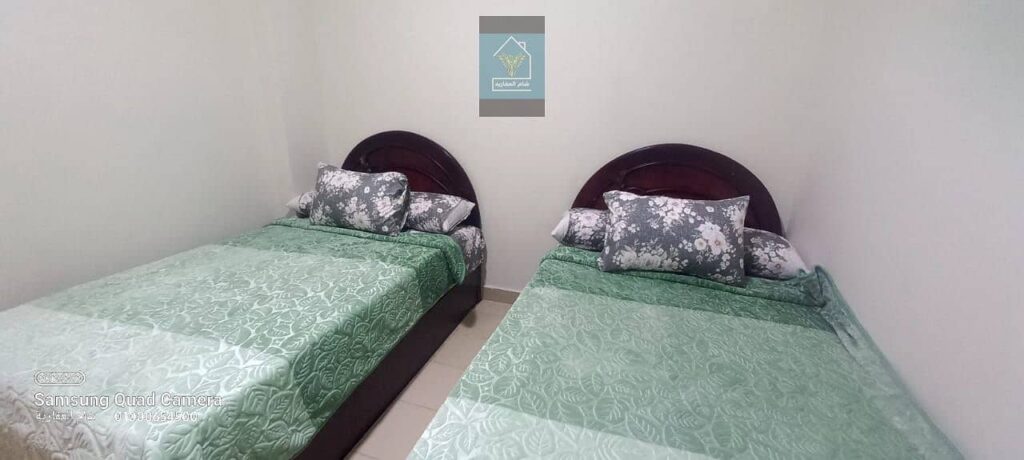 شقة لقطة للبيع بالفرش بالشيخ زايد عمارات المستقبل ارضي بحديقة 0