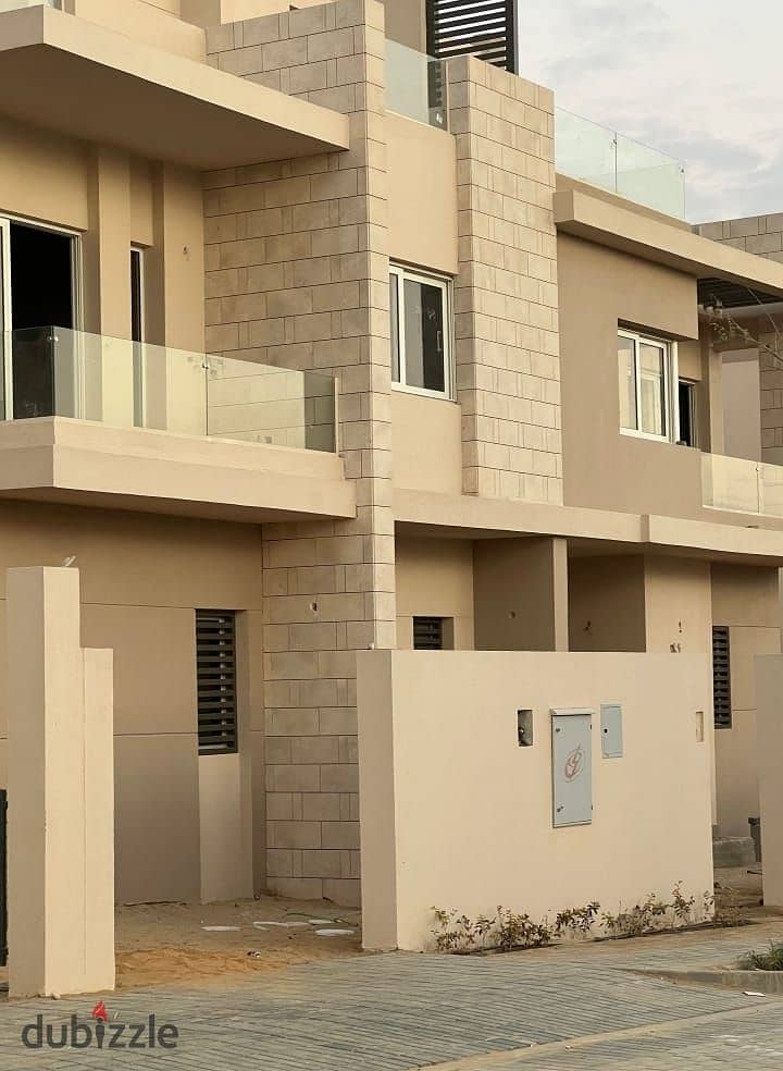 للبيع فيلا تاون هاوس استلام فوري في قلب 6 أكتوبر بجانب بالم هيلز في تاوني هايد بارك Tawny Hyde Park 0