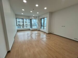 مكتب اداري متشطب للايجار لوكيشن مميز علي التسعين الجنوبي مباشر 340,000 ج.م