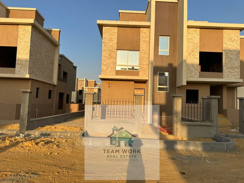 توين هاوس لقطة جدا للبيع الشيخ زايد علي وصلة دهشور مباشرة داخل كمبوند  موقع مميز يوجد تسهيلات في الدفع 0