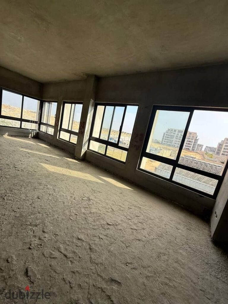 مكتب إداري للإيجار ديستريكت 5 الدور الأول 0