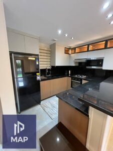 شقة استلام فورى للبيع 191متر متشطبة بالتكيفات فى كمبوند Amorada |ب50%فقط ومتاح استلام بالاثاث فى التجمع الخامس 7,500,000 ج.م