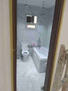 شقه لقطه للايجار فى كمبوند المستشارين المستثمرين الشماليه 17,000 ج.م