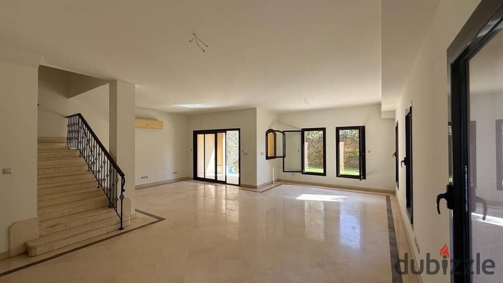 تاون هاوس للايجار بحديقه خاصه و روف فى ميفيدا 0