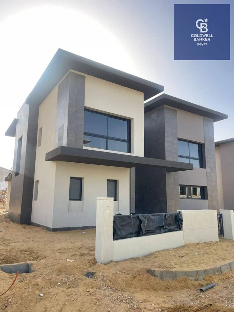 فيلا تاون هاوس للبيع مساحة ٢٠٠ م ٤ غرف نوم فيو دايركت علي لاند سكيب في أكبر مجمع سكني في سوان ليك ريزيدنس التجمع الخامس 0