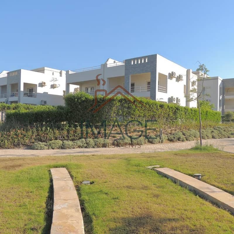 توين هاوس مفروش للبيع بحديقة خاصة وإطلالة مباشرة على بحيرة المرحلة الثالثة شامل الفرش والأجهزة في قرية أمواج الساحل الشمالي 0