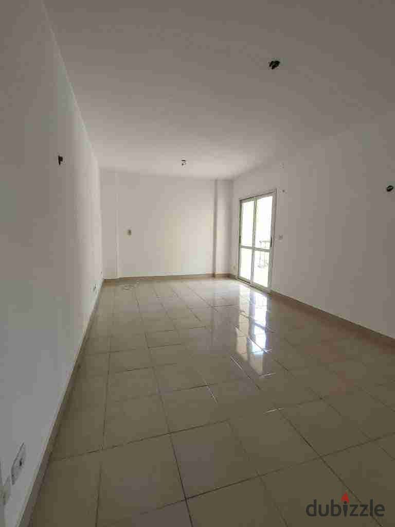 شقة ممتازه107م ايجار في مدينتي بالمطبخ وبها غاز طبيعي بالمراحل الاولى بموقع متميز 0