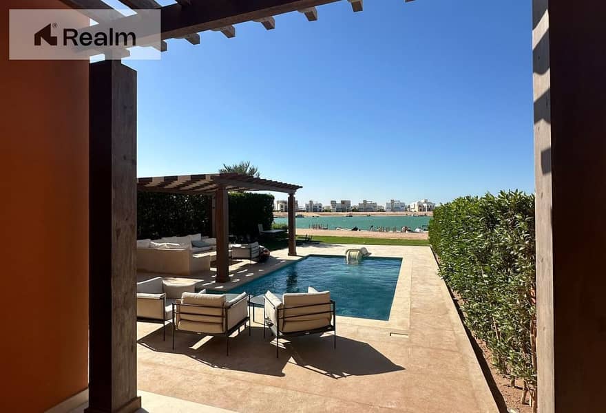 بيت فاخر بإطلالة على البحيرة والجولف مع مسبح خاص 0