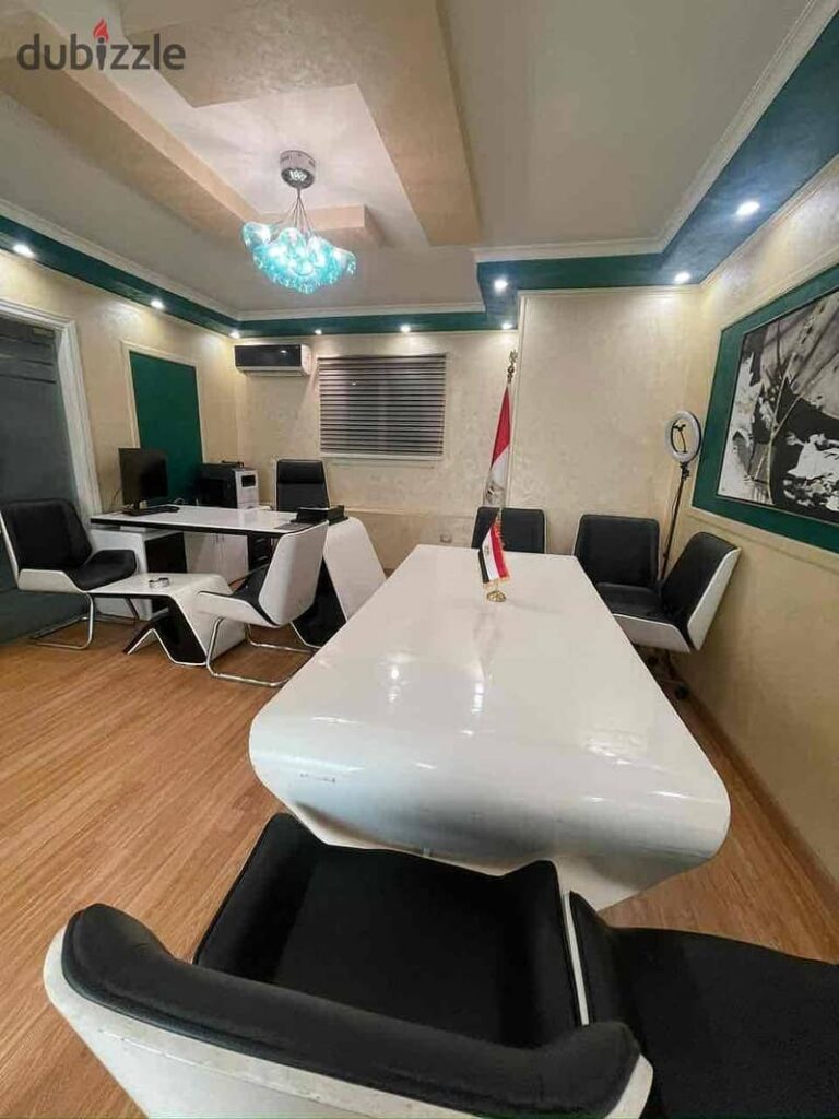 مكتب مفروش ومكيف للبيع بالفرش المكتبي والتكيفات شارع رئيسي رخصه ادارى موقع مميز 0