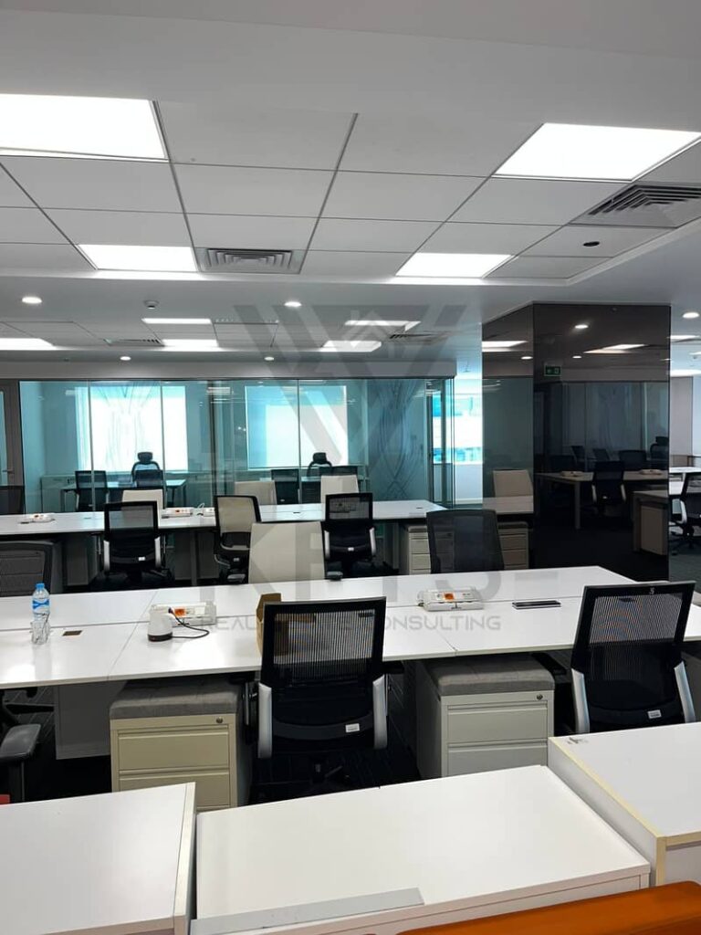 مكتب اداري متشطب بالفرش و التكيفات علي التسعين الجنوبي للايجار773الف شهريا 0