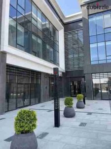 43,000 ج.م محل للايجار دور ارضي في مجمع البنوك والمطاعم مساحة ٤٠ متر في التجمع الخامس