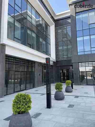 محل للايجار دور ارضي في مجمع البنوك والمطاعم مساحة ٤٠ متر في التجمع الخامس 0