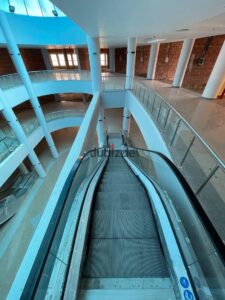 77,000 ج.م للإيجار محل 110 متر مجهز بالتكييفات في الشيخ زايد الحي ال 16 امام مول مزار مباشرة