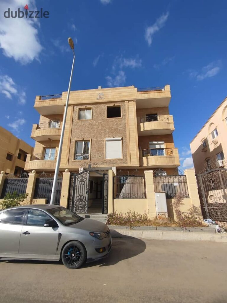 شقه دور ثالث (رووف) للبيع متشطبه تشطيب سوبر لوكس في ارقي احياء الشيخ زايد جمب مول اسبانيا بلازا و مول the gate علي شارع الامل الرئيسي و شارع البستان 0