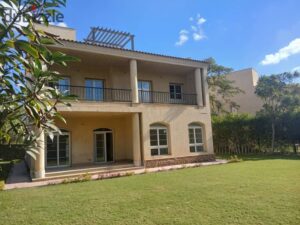 75,000 ج.م للايجار فيلا W على البحيرات والجولف ارض كبيرة بجوار نادى الجولف