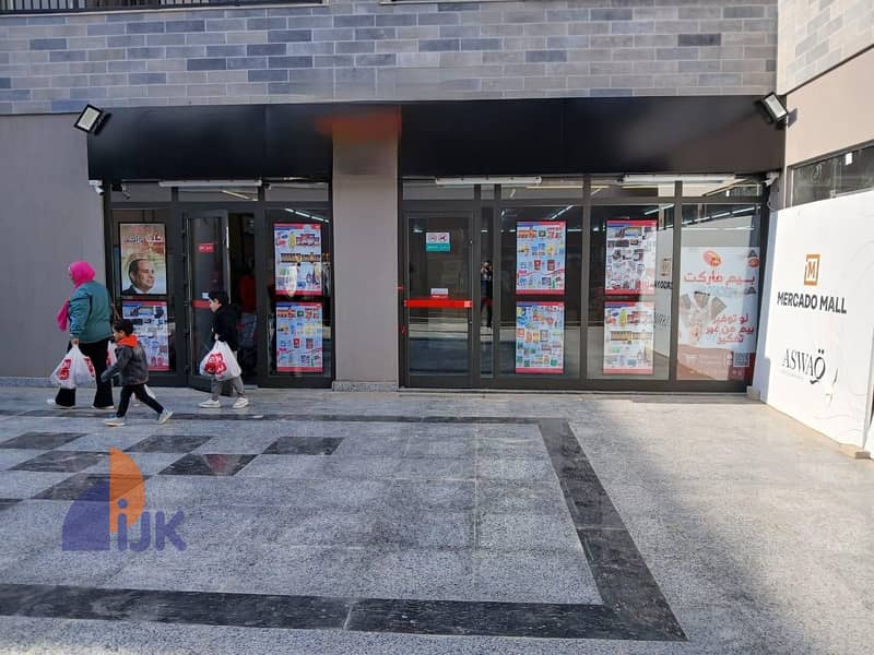 محل تجارى للبيع استلام فورى متأجر ب 33 الف فى الشهر واجهه على شارع رئيسى فى مدينة الشروق Al Shorouk City 0