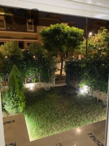 شقه للايجار بجاردن اماميه و خلفيه بمساحه كبيره و تشطيب الترا سوبر لوكس بالمطبخ بسعر لقطه 20,000 ج.م