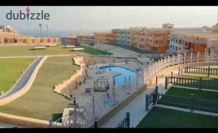 ستوديو للبيع ايلاند بورتو السخنة  بالفرش والاجهزة  والتكيفات  دور اول  غرفة نوم مفروشة بالكامل مستر بالحمام  وحمام منفصل اخر  رسيبشن مطبخ مجهز بالكامل تراس كبير على فيو راىع بسين وبحر قرية كاملة الخدامات عيادات وماركت كبير ومشاية بها جميع الخدمات وكافيهات 0