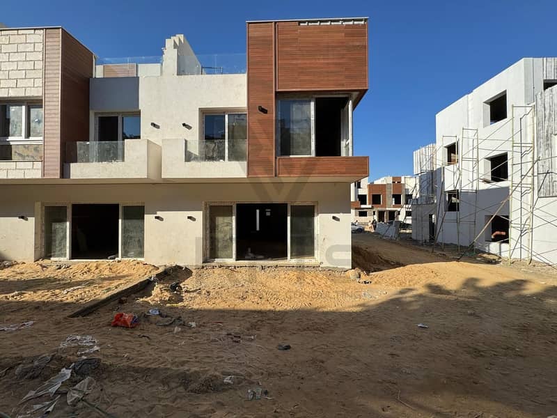 ريسيل أخر تاون هاوس بسعر الشقة أمام النادي الاهلى في كمبوند أزار 2 0