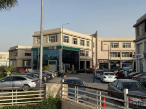 محل واجهه للبيع استلام فوري في الكارما 4 الشيخ زايد بالقرب من بيفيرلي هيلز 2,380,000 ج.م