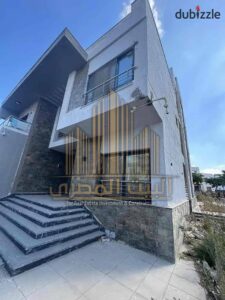 85,000 ج.م فيلا ستاند ألون فاخرة للإيجار في وصال | تشطيب إكسترا سوبر لوكس | 6 غرف + 6 حمامات | غرفة ناني بحمام خاص