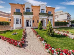 16,000,000 ج.م تاون هاوس ريسيل فيو مفتوح في جولدن سكويراستلام فوري في ليان ريزيدنس