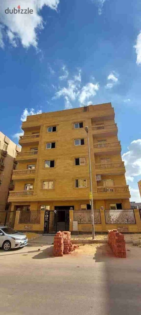 شقة للبيع تاني نمرة من شارع النوادي ودقيقة لميدان سوديك 0