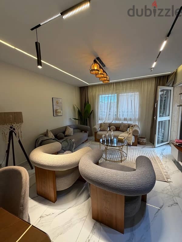 شقة سمارت ٣ غرف بمدينتي ومتاح شقه اخري غرفتين 0