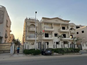 للبيع شقه ارضي منخفض متشطبه واستديو هديه في ارقي احياء الفيلات حي نادى هليوبوليس في مدينه الشروق 3,850,000 ج.م