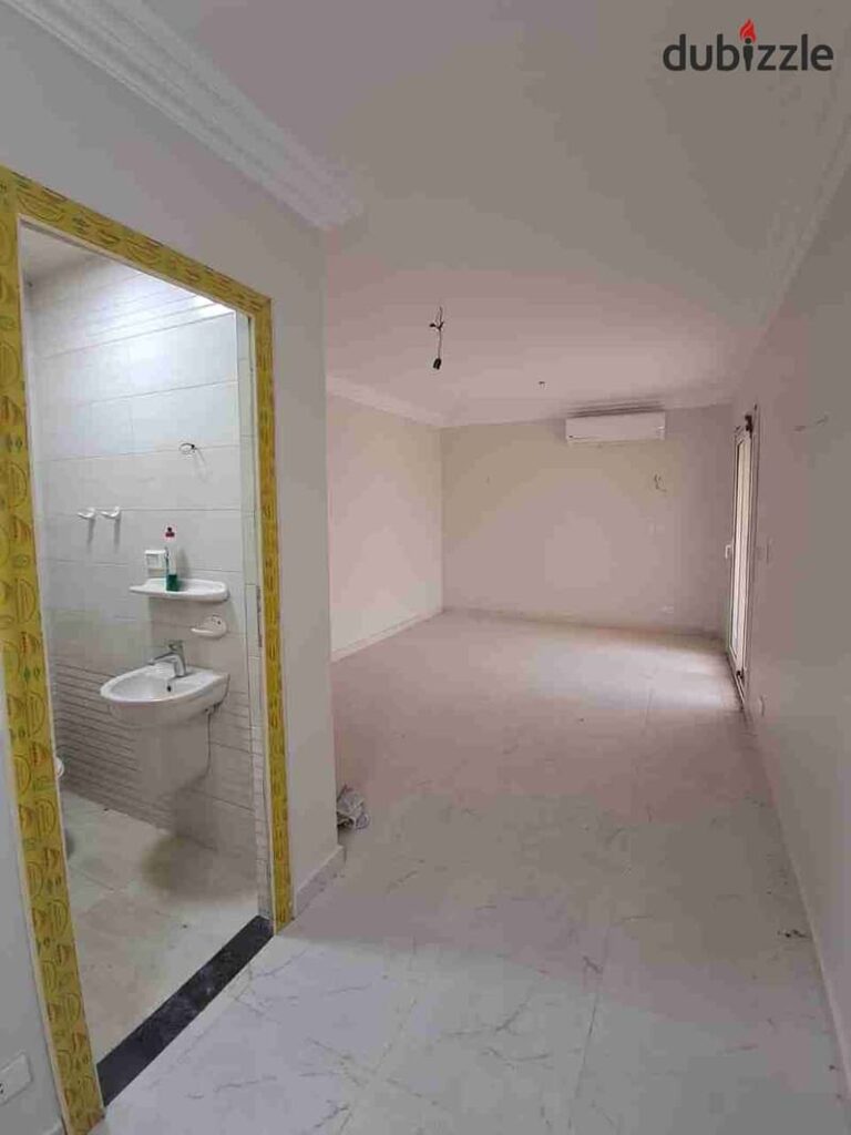 100م ارضي بحديقة بيع في مدينتي تشطيبات خاصه ٢غرفه و٢حمام بها غرفه ماستر 0