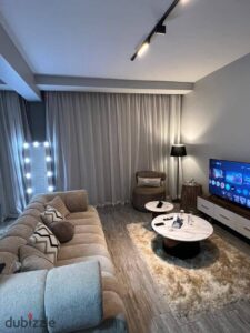 غرفة فندقية للإيجار في كمبوند كازا – بيفرلي هيلز أول سكن – تراس كبير فيو جولف Wi-Fi • مطبخ • حمّام • ريسبشن قريب من الخدمات — متاح يومي/شهري/س 3,500 ج.م