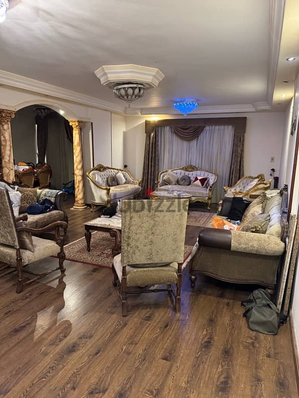 شقة ٢٠٠ م للبيع بجوار الحصري على المحور المركزي مباشرة 0