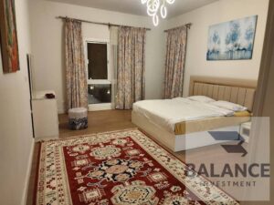 شقة مفروشة بالكامل للإيجار في قلب ميفيدا – مساحة كبيرة 220 متر – 3 غرف و4 حمامات – تشطيب فاخر – موقع مميز داخل كمبوند سكني راقي متكامل الخدمات في قلب 120,000 ج.م