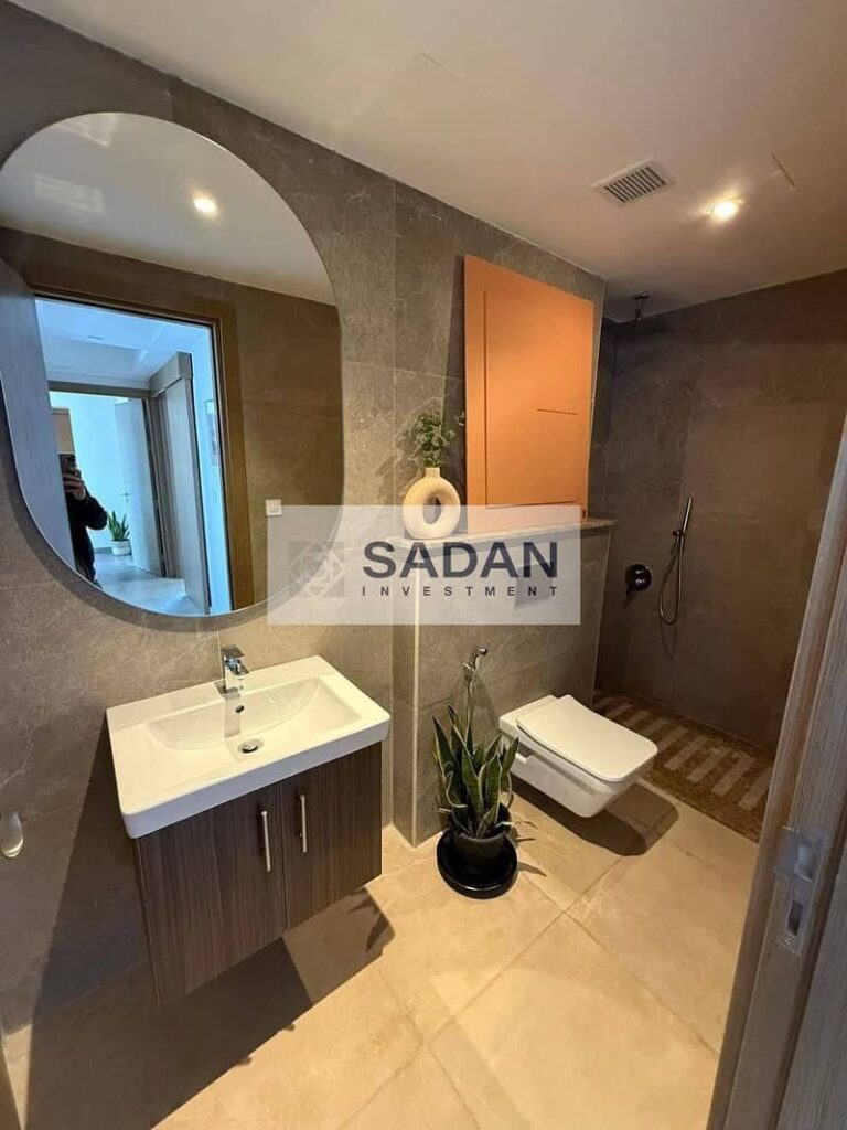 شقه للبيع بفيو لاند سكيب امام مطار القاهره في كمبوند تاج سيتي القاهره الجديده 0