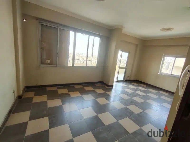 شقة للايجار بشيراتون مصر الجديدة بشارع عمومي وحيوي الشقة لها فيو رائع قريبة من جميع الخدمات 0