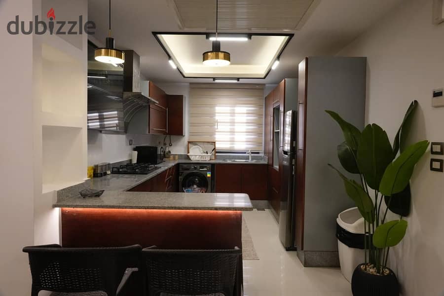 شقة مفروشة بالكامل للبيع بأقل سعر في السوق استلام فوري في كمبوند المستشارين أمام ماكسيم مول التجمع الخامس 5th settlement new cairo 0