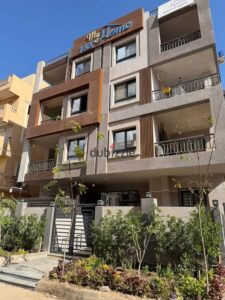 شقه من المالك مباشرة 240م قسط سنتين امام كمبوند سبرنج حسن علام دقيقتين من مدينتي وطريق السويس بمقدم 50% 3,950,000 ج.م