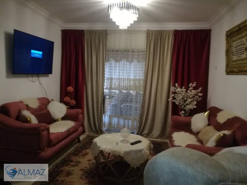 شقة مفروشة للإيجار في كمبوند جاردينيا سيتي زون 5 بمدينة نصر بموقع متميز على طريق السويس وقريبة من الخدمات والمولات والمدارس والكافيهات، داخل كمبوند ها 0