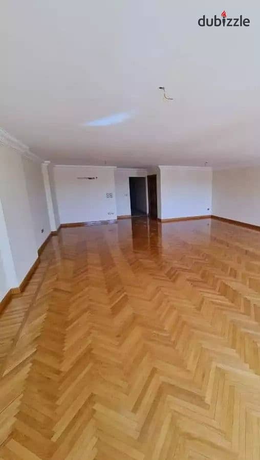 شقة فاخرة للايجار قانون جديد في سموحة بيتك في النادي 0