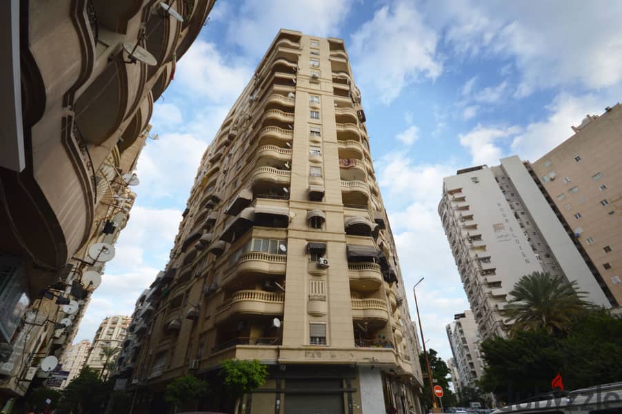 شقة مميزة للبيع في موقع استراتيجي – تشطيب سوبر لوكس – لقطة! 0