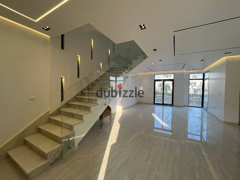 فيلا للايجار تاون هاوس اول سكن كمبوند اويست O west مطبخ و تكيفات و اجهزه المطبخ 4 غرف نوم 3 حمام 0