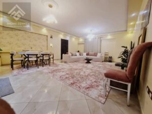 فرصة مميزة للإيجار شقة أرضي مفروشة بالكامل في كمبوند الخمايل، بجاردن خاص واسع وتشطيب راقي، موقع هادئ وآمن، قريبة من جميع الخدمات، مناسبة للسكن الراقي 30,000 ج.م