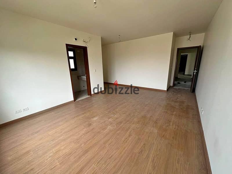 شقة 3 غرف بتشطيب فاخر وبموقع مميز في كمبوند بيراميدز هايتس 0