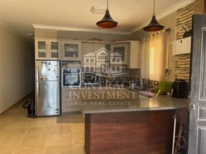 شالية ارضي بالمرحلة الاولي – 3 غرف نوم في قرية تلال السخنة – مفروش بالكامل بجوار لافيستا 6 8,000,000 ج.م