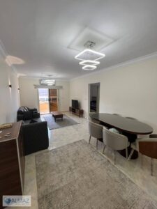 شقة مفروشة للإيجار في كمبوند جاردينيا سيتي زون 2 بمدينة نصر قريبة من جميع الخدمات مثل مدارس، جامعات، مولات، مطاعم وكافيهات، وبموقع مميز بالقرب من طريق 28,000 ج.م