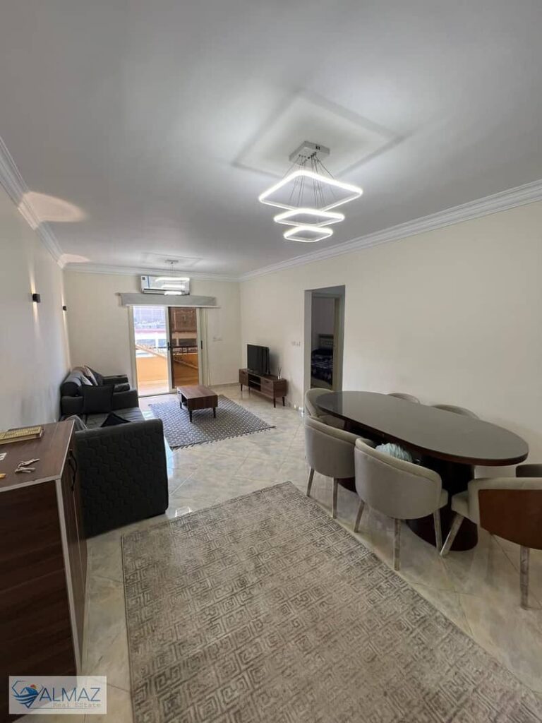 شقة مفروشة للإيجار في كمبوند جاردينيا سيتي زون 2 بمدينة نصر قريبة من جميع الخدمات مثل مدارس، جامعات، مولات، مطاعم وكافيهات، وبموقع مميز بالقرب من طريق 0