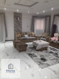 شقة سوبر لوكس للبيع بالمعراج العلوي في عمارات شركة النصر ، دور أرضي مرتفع، تضم غرفتين نوم، ريسبشن واسع قطعتين، وحمامين بتشطيب راقٍ مناسب للسكن ز 3,100,000 ج.م